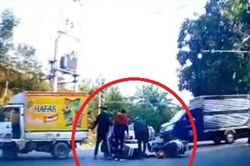 Clip: Mắc sai lầm, lái ô tô và 2 người đi xe máy gặp ngay tai họa