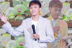 Sướng như Hồ Văn Cường: Đi hát chưa kịp nhận cát-sê đã mỏi tay nhận tiền, vàng fan tặng
