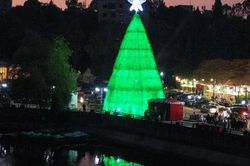 Cây thông Noel làm bằng nhựa tái chế ở Lebanon