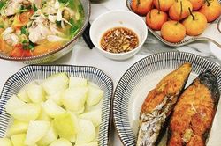 Đi làm về muộn, vợ vẫn tươm tất cơm ngon canh ngọt, toàn đồ ăn sạch bà ngoại gửi lên
