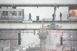 Băng giá bao trùm phần lớn lãnh thổ nước Mỹ, hủy hàng nghìn chuyến bay do bão tuyết