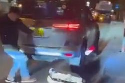 Tài xế nói gì khi văng tục, ném hành lý của hành khách xuống đường?