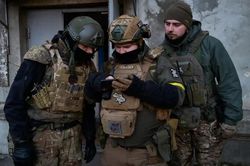Ông Putin lệnh nhanh chóng cấp vũ khí cho quân Nga, Ukraine tấn công các căn cứ của Moscow