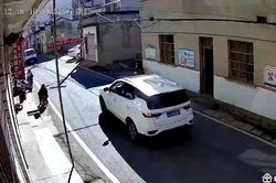 Cậu bé bất cẩn suýt bị ô tô đâm 2 lần khi sang đường