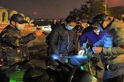 Cảnh sát 141 hóa trang xử lý 'quái xế' trong đêm Noel ở Hà Nội