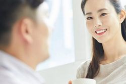 Nửa đêm đi tìm chồng, tôi mãn nguyện khi thấy anh đang xoa bóp chân cho bố