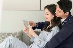 Đọc thư con đặt trên bàn, chồng tôi lập tức đặt vé về quê