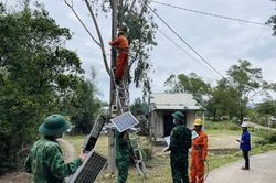 Chính trị - Xã hội Chính trị - Xã hội Lắp đặt đèn đường 'Thắp sáng đường quê'
