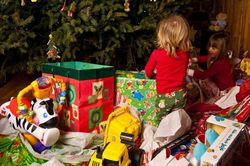 Hai đứa trẻ trốn mẹ, khui quà Noel