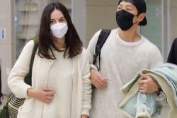 Nghi vấn Song Joong Ki hẹn hò tình mới: Công khai sánh đôi từ sân bay tới đám cưới, đàng gái không phải người Hàn?