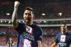 Sếp Barca 'bỗng dưng' buồn khi Messi gia hạn với PSG đến 2024
