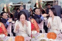 Khoảnh khắc đi ăn cưới bố bóc tôm cho 'con gái diệu' gây bão