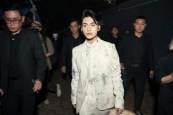 Debut đi hát chưa lâu, choáng trước số lượng bảo vệ 'tháp tùng' MONO ra về sau đêm diễn