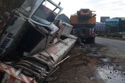 Xe cẩu lao vào ta luy QL6 khiến tài xế và phụ xe bị thương nặng