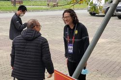 CĐV Malaysia thích thú với hình ảnh HLV Kim và HLV Park thân thiết trước đại chiến