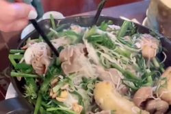 Vợ nghệ sĩ Quốc Cơ hướng dẫn ăn món chả cá theo cách trộn cả bún vào, dân mạng liền phản ứng