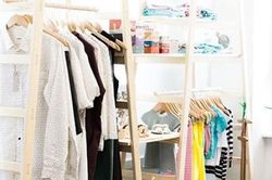 Mách chị em 3 cách lưu trữ quần áo không cần tủ, cực thích hợp với nhà chật