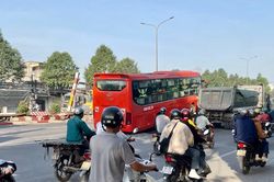 Xe khách húc đổ barrier hầm chui ngã tư Vũng Tàu