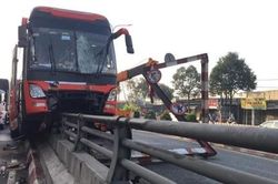 Xe khách leo lan can hầm chui ngã tư Vũng Tàu, ùn tắc kéo dài