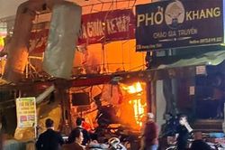 Hà Nội: Ba người bị thương trong vụ cháy tại phố Hoàng Công Chất