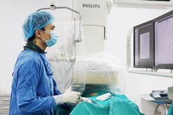 Người đàn ông nguy kịch do ho ra nửa lít máu tươi trong 3 ngày