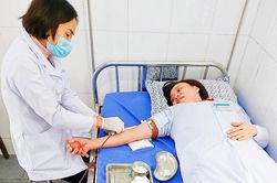 Cán bộ y tế hiến máu cứu cụ ông qua cơn nguy kịch ở Yên Bái