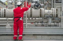 Giá xăng dầu hôm nay 27/12: Nhiều yếu tố 'trợ lực' cho giá dầu; trong nước hết cảnh thiếu xăng cục bộ