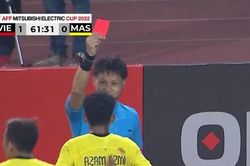 Vì sao cầu thủ Malaysia nhận thẻ đỏ, bị thổi penalty dù phạm lỗi ngoài sân?