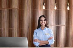 Nhân viên nhà nghỉ lo lắng giúp khách thoát cảnh đánh ghen