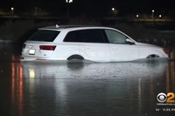 Hàng loạt xe Audi, Mercedes bị kẹt trong băng không lối thoát