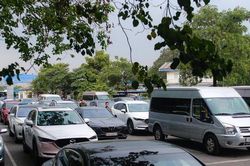 Hà Nội: Ôtô xếp hàng dài chờ 2 tiếng vẫn chưa đến lượt đăng kiểm