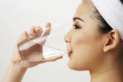 Nguy hiểm nếu uống nhiều hơn một ly nước trước khi ngủ