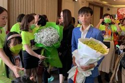 Sau sự cố 'nhà mới' bị đánh sập, Hồ Văn Cường khuôn mặt mếu máo như muốn khóc giữa vòng vây fan