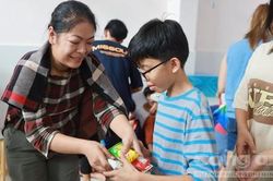 Chuyện về nữ họa sĩ bị bệnh nan y nhưng vẫn mê giúp đời