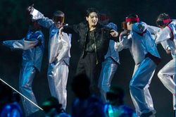 13 bức ảnh ngôi sao của năm: Jungkook BTS kiêu hãnh giữa dàn sao ngoại