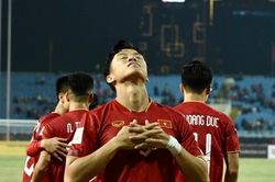 Quế Ngọc Hải gây sốt với kiểu ăn mừng 'đi ngủ' của Ronaldo