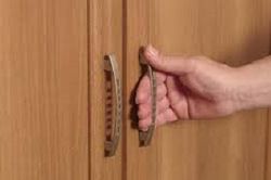 Tò mò mở tủ quần áo của bạn trai, cô gái 'chết sững' khi thấy thứ bên trong