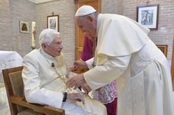 Cựu Giáo hoàng Benedict XVI đang 'rất yếu'