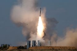 Tên lửa S-300 bắn từ Ukraine rơi trên đất Belarus