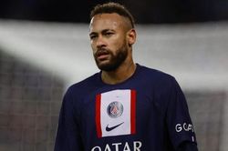 Neymar bị chỉ trích vì 'ăn vạ' thô thiển khi trở lại PSG