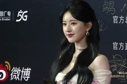 Để trợ lý quỳ xuống cởi giày, Triệu Lộ Tư bị tố mắc 'bệnh ngôi sao'