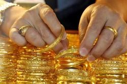 Vừa mua vàng buông tay, người dân lỗ ngay 1 triệu đồng/lượng