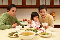 Thói quen quá phổ biến khiến bữa cơm thành nguồn lây bệnh nguy hiểm