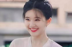 Chưa phải đỉnh lưu, Triệu Lộ Tư đã mắc bệnh ngôi sao, còn để trợ lý thay tất hộ ngay chốn đông người