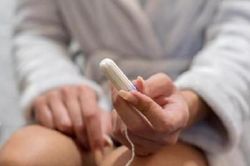 Cơ thể bốc mùi, cô gái sốc nặng khi phát hiện ra thứ kinh dị mắc kẹt trong người