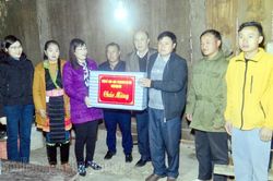 Chúc Tết đồng bào dân tộc Mông xã Hua Thanh