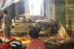 Ôtô mất lái tông vào nhà dân trên tỉnh lộ
