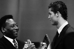 Vua bóng đá Pele qua đời: Messi, Ronaldo và các ngôi sao bày tỏ niềm tiếc thương vô hạn