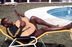 Cuộc đời ngoài sân cỏ đầy màu sắc của Pele