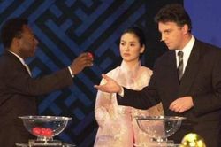 Netizen bất ngờ khi biết Song Hye Kyo từng gặp huyền thoại bóng đá Pele?
